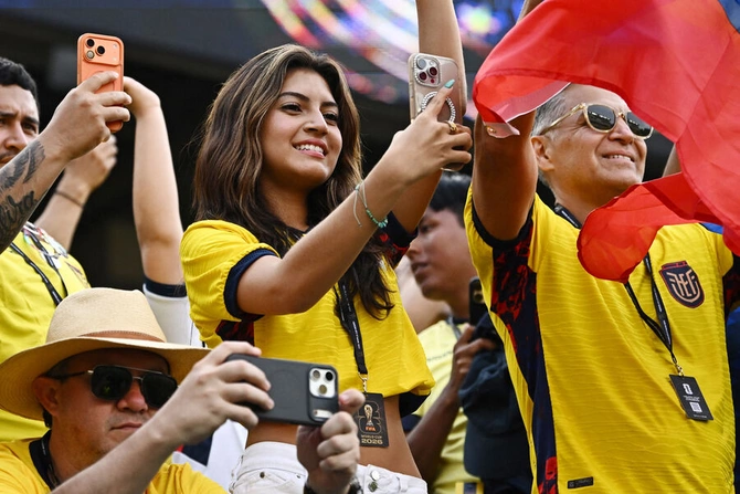Cô gái sở hữu vẻ đẹp hài hòa trên khán đài World Cup&nbsp;