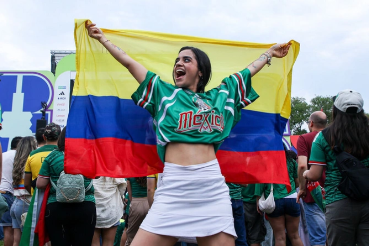 Fan nữ Mexico cổ vũ cuồng nhiệt bên ngoài sân vận động&nbsp;