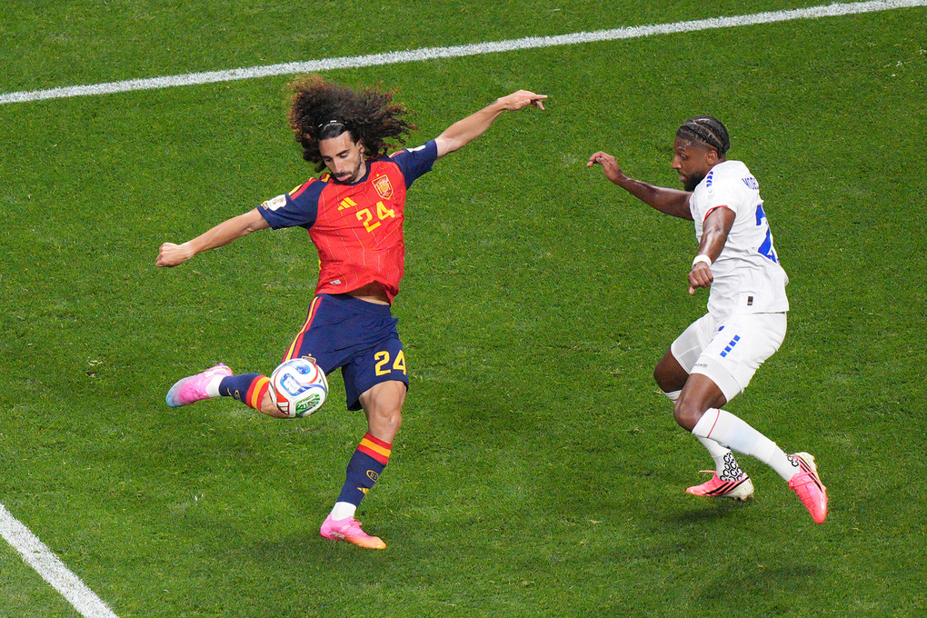 Marc Cucurella của Tây Ban Nha sút, trong tình huống Steven Moreira bên phía Cape Verde theo kèm sát ở trận đấu thuộc bảng H World Cup 2026 trên sân Atlanta, bang Georgia, Mỹ ngày 15/6. Ảnh: AP