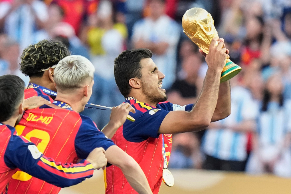 Tiền vệ Rodri (phải) nâng Cup vàng sau khi cùng Tây Ban Nha thắng Argentina 1-0 ở chung kết World Cup 2026 trên sân MetLife, New Jersey, Mỹ ngày 19/7/2026. Ảnh: AP