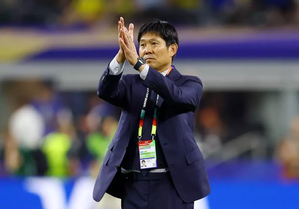 HLV Hajime Moriyasu vỗ tay tri ân CĐV sau trận Nhật Bản hòa Thụy Điển ở lượt cuối bảng F World Cup 2026 tại Arlington, bang Texas, Mỹ ngày 25/6/2026. Ảnh: Reuters