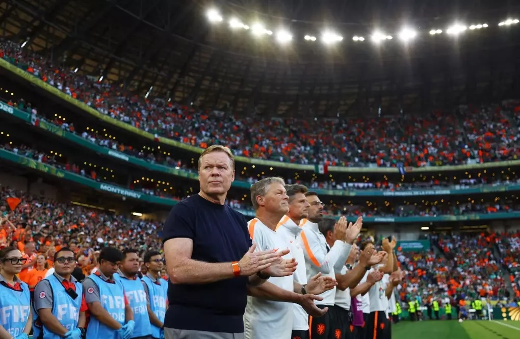 HLV Ronald Koeman (áo đen) trước trận Hà Lan thua Morocco ở vòng 1/16 World Cup 2026 trên sân BBVA, Guadalupe, Monterrey, Mexico ngày 29/6/2026. Ảnh: Reuters