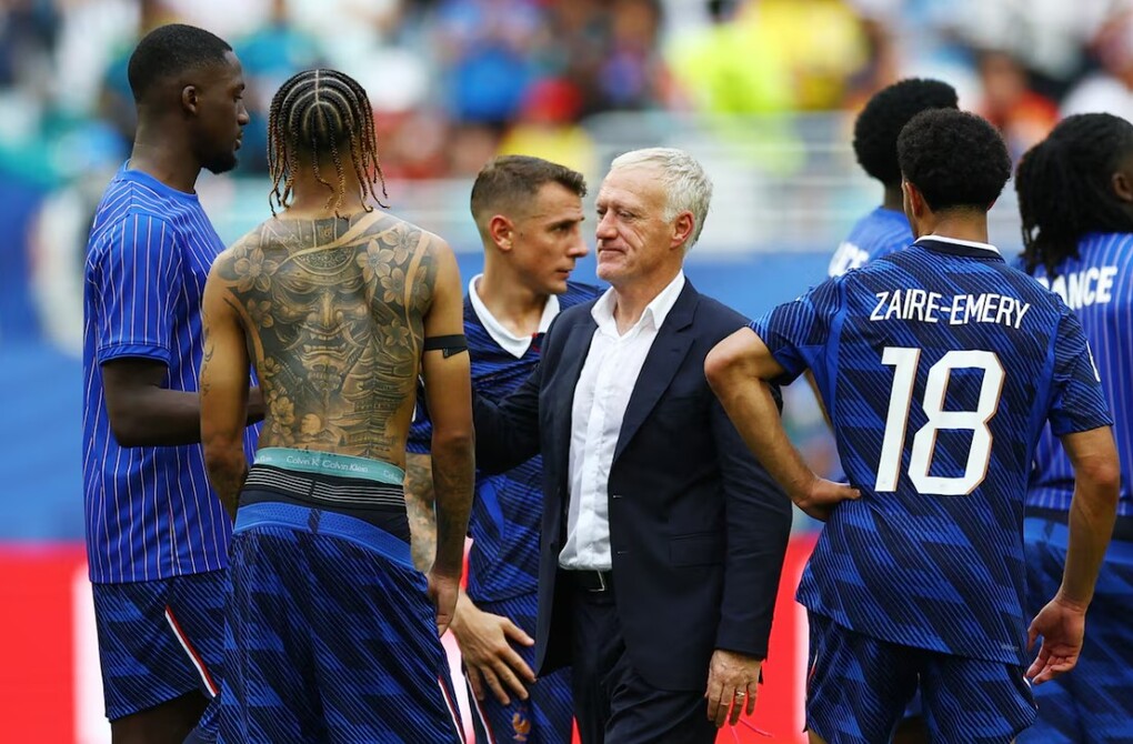 HLV Didier Deschamp (áo vest) thất vọng sau trận Pháp thua Anh ở trận tranh giải ba World Cup 2026 tại Miami Gardens, Florida, Mỹ ngày 18/7/2026. Ảnh: Reuters
