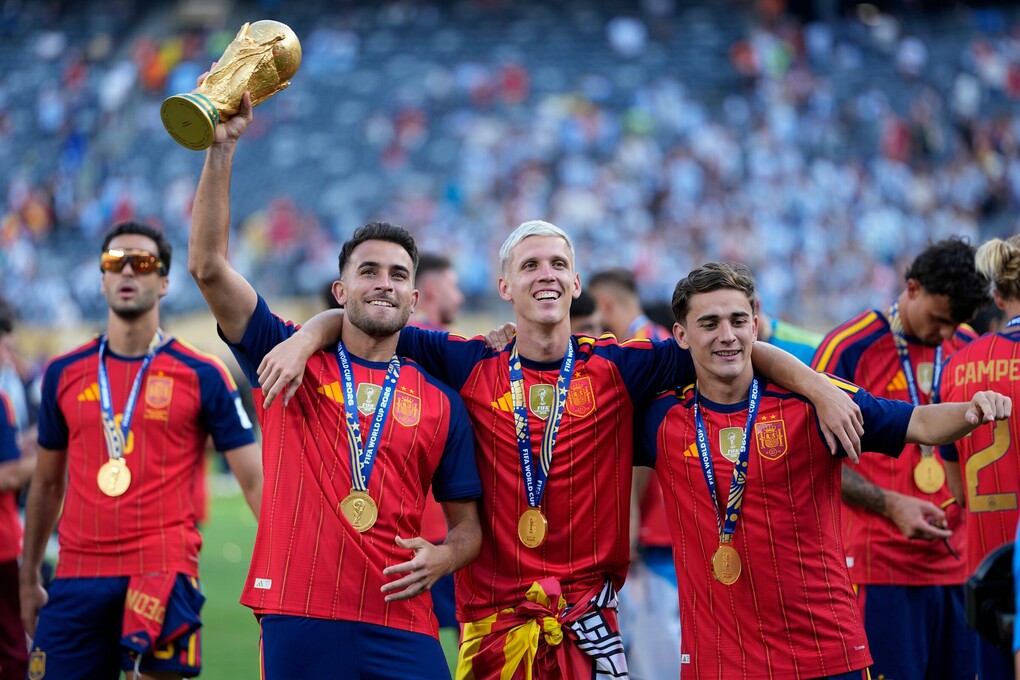 Eric Garcia, Dani Olmo, Gavi (từ trái sang) nâng Cup vàng sau khi cùng Tây Ban Nha thắng Argentina 1-0 ở chung kết World Cup 2026 trên sân MetLife, New Jersey, Mỹ ngày 19/7/2026. Ảnh: AP