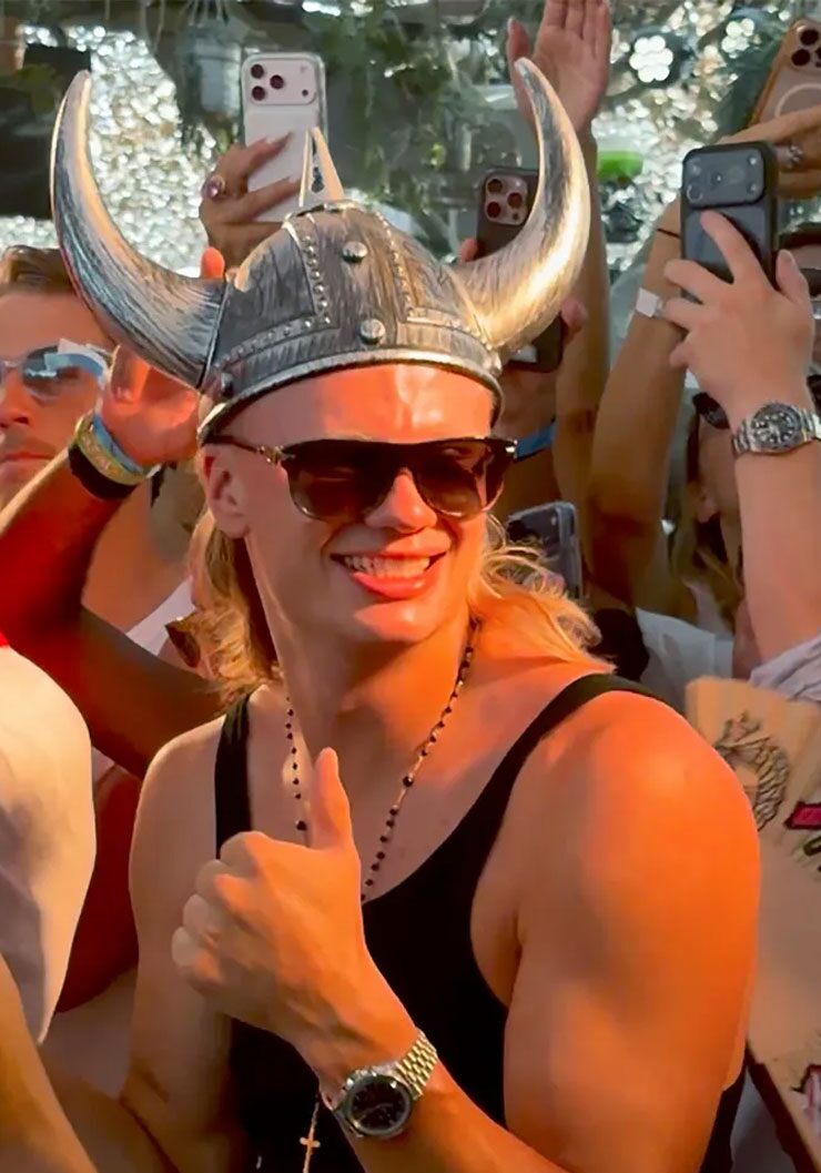 Ngôi sao này thậm chí còn đội chiếc mũ sừng Viking khi đắm mình trong sự chú ý từ đám đông.