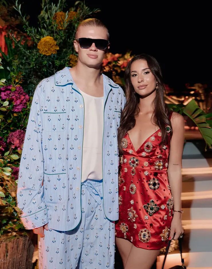 Erling Haaland cùng bạn gái diện pyjama đi tiệc ở Saint-Tropez sau khi bùng nổ tại World Cup.