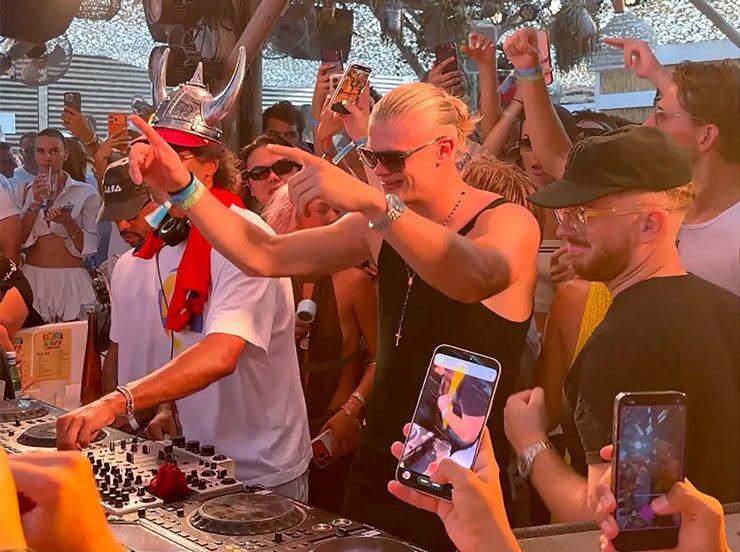 Haaland cũng thử sức làm DJ tại bữa tiệc.