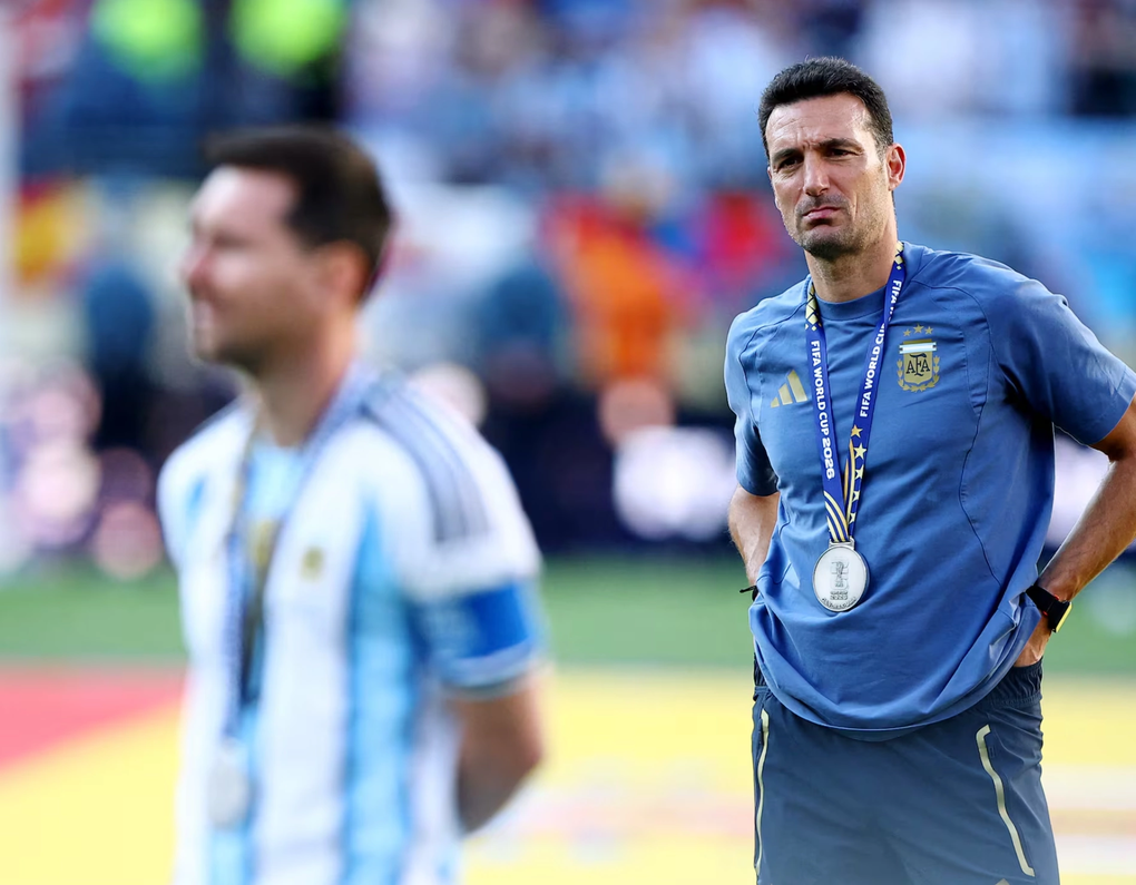 HLV Lionel Scaloni (phải) sau khi nhận HC bạc World Cup 2026, trên sân MetLife, New Jersey, Mỹ ngày 19/7/2026. Ảnh:Reuters