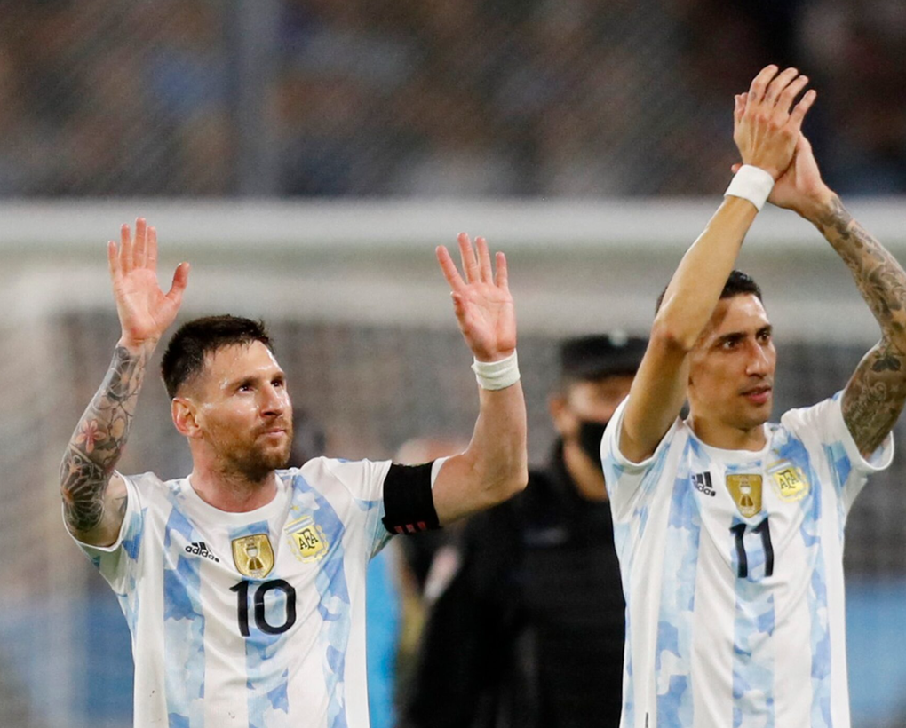 Angel Di Maria (phải) và Lionel Messi trong trận Argentina – Venezuela ở vòng loại World Cup khu vực Nam Mỹ trên sân La Bombonera, Buenos Aires, Argentina ngày 25/3/2022. Ảnh: Reuters