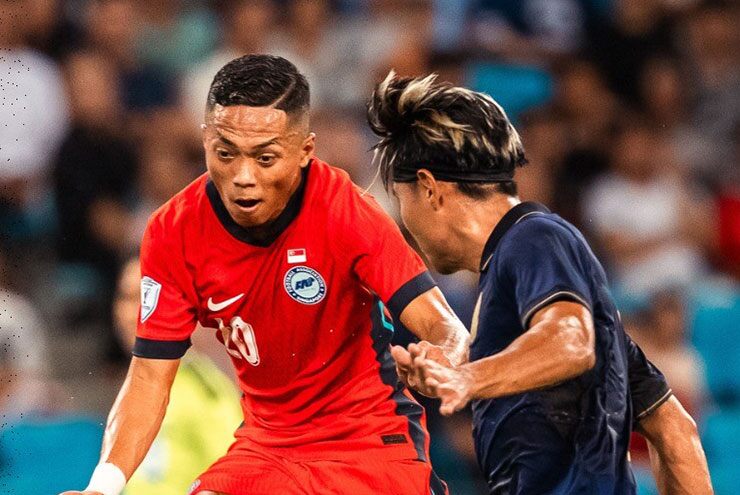 Anuar (trái) mang về bàn thắng đầu tiên của Singapore
