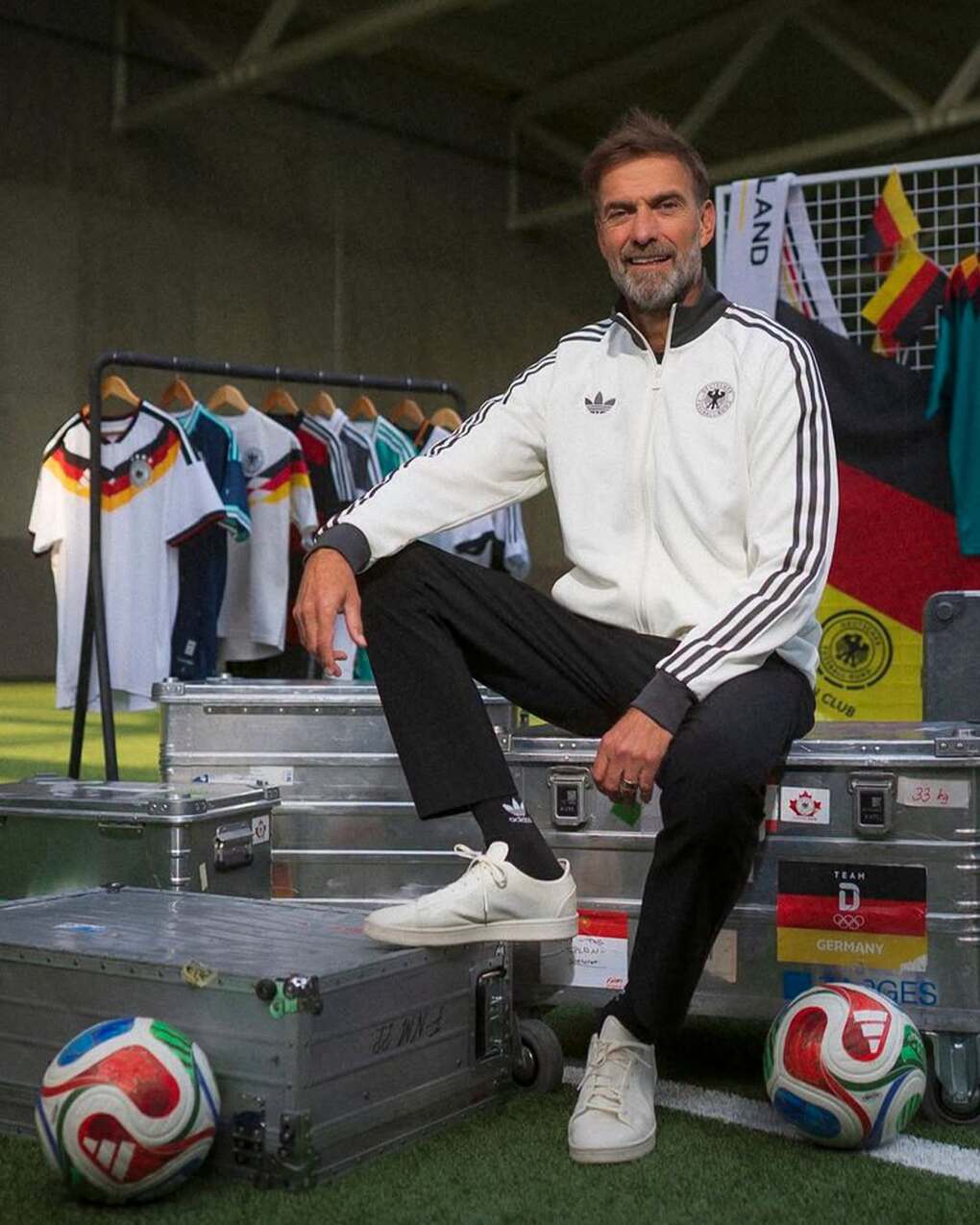 Jurgen Klopp chụp ảnh ra mắt tuyển Đức ngày 24/7. Ảnh: DFB