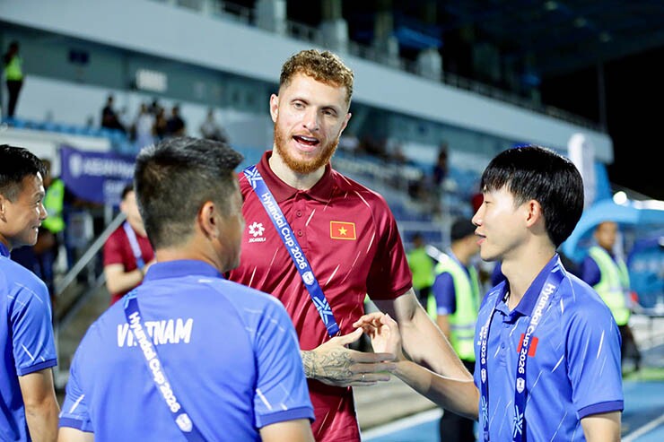 Tài Lộc chưa thi đấu ở trận này khi dính chấn thương, nhưng anh vẫn xuống sân&nbsp;chia vui với toàn đội.