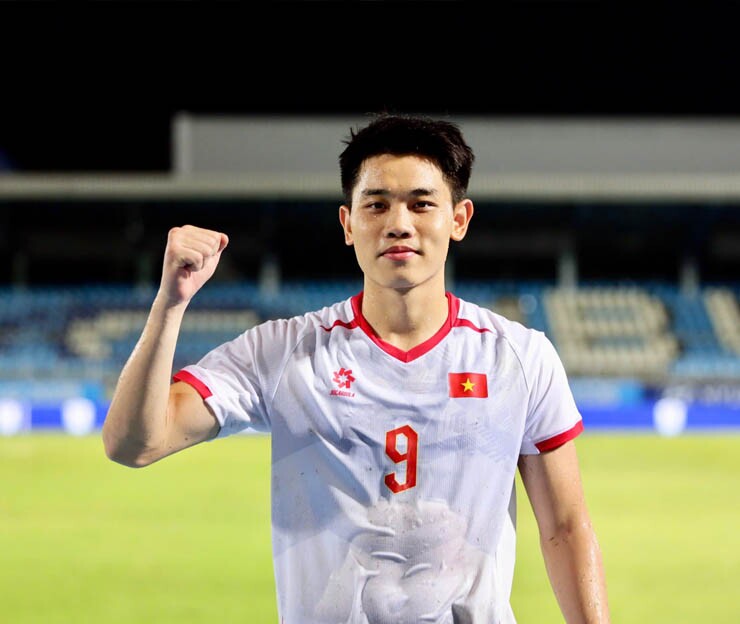 Đình Bắc khiến tất cả phát cuồng khi có hat-trick&nbsp;ngay tại kỳ AFF Cup đầu tiên trong sự nghiệp.