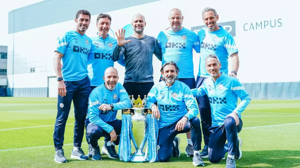 Enzo Maresca cùng HLV Pep Guardiola và các thành viên ban huấn luyện Man City mừng chức vô địch Ngoại hạng Anh mùa 2022-2023. Ảnh: Man City