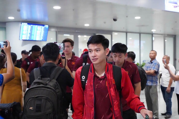 ĐT Việt Nam trở về Hà Nội, HLV Kim Sang Sik lập tức hướng tới Singapore - 3