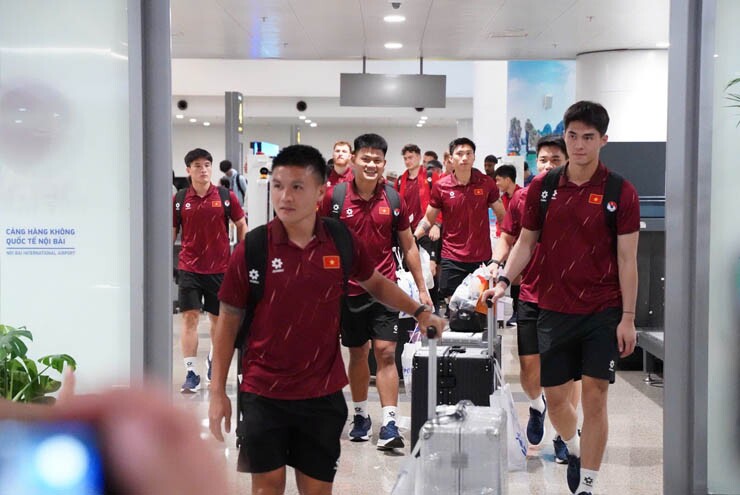 ĐT Việt Nam trở về Hà Nội, HLV Kim Sang Sik lập tức hướng tới Singapore - 7