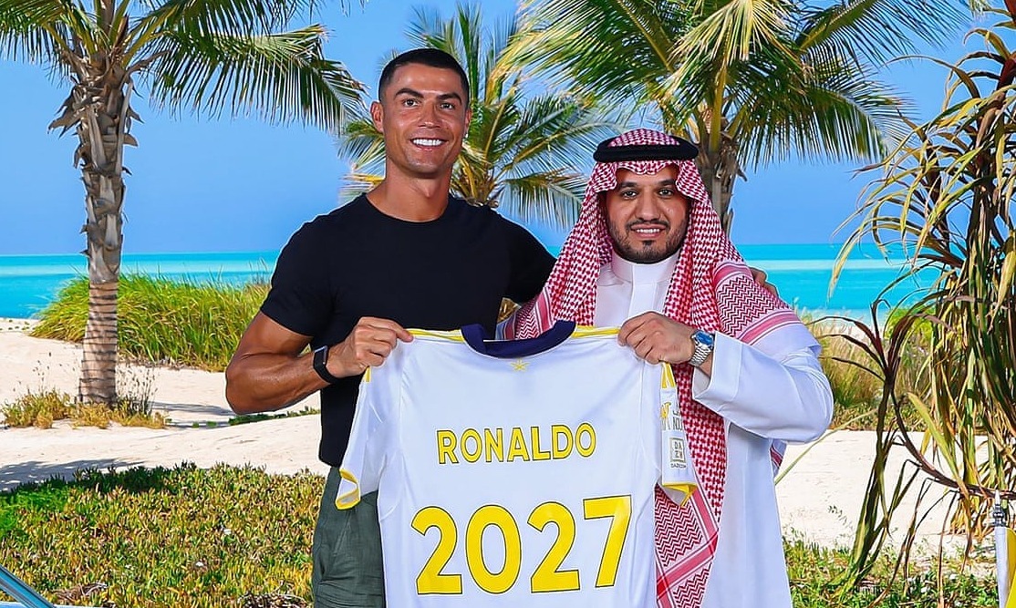Ông Abdullah Al Majed (bên phải) rời cương vị chủ tịch CLB Al Nassr