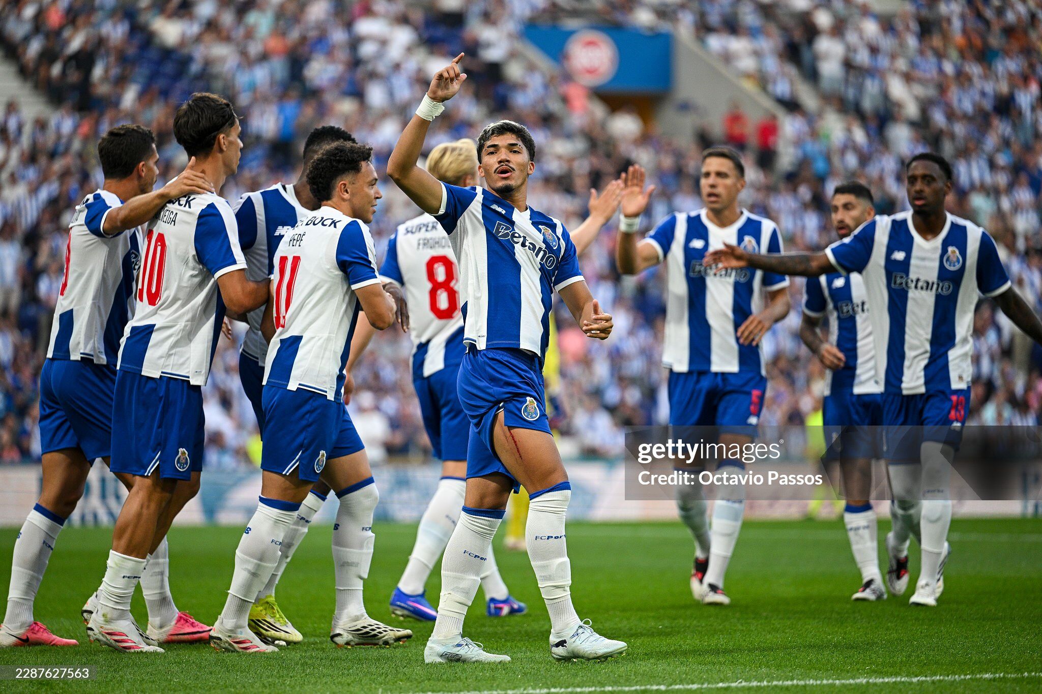 Porto là đội mở tỷ số, với pha làm bàn ngay phút thứ 5 của William Gomes