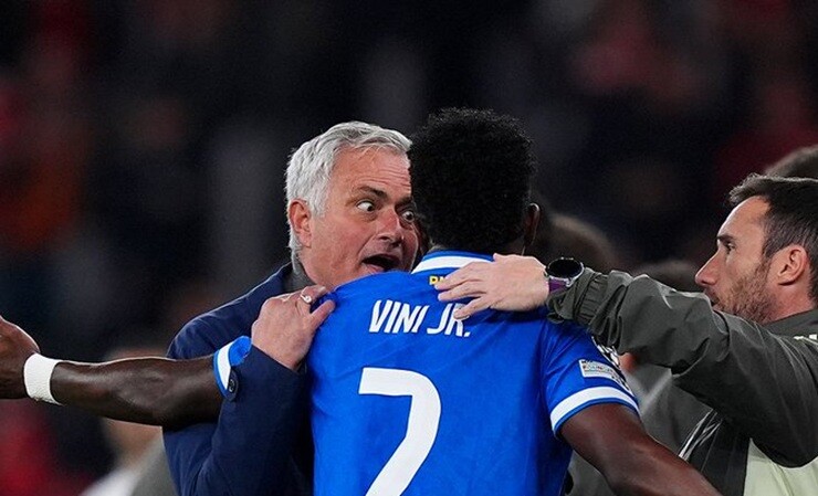 Vinicius và Mourinho từng xảy ra bất đồng khi Real Madrid chạm trán Benfica ở Cúp C1 mùa trước