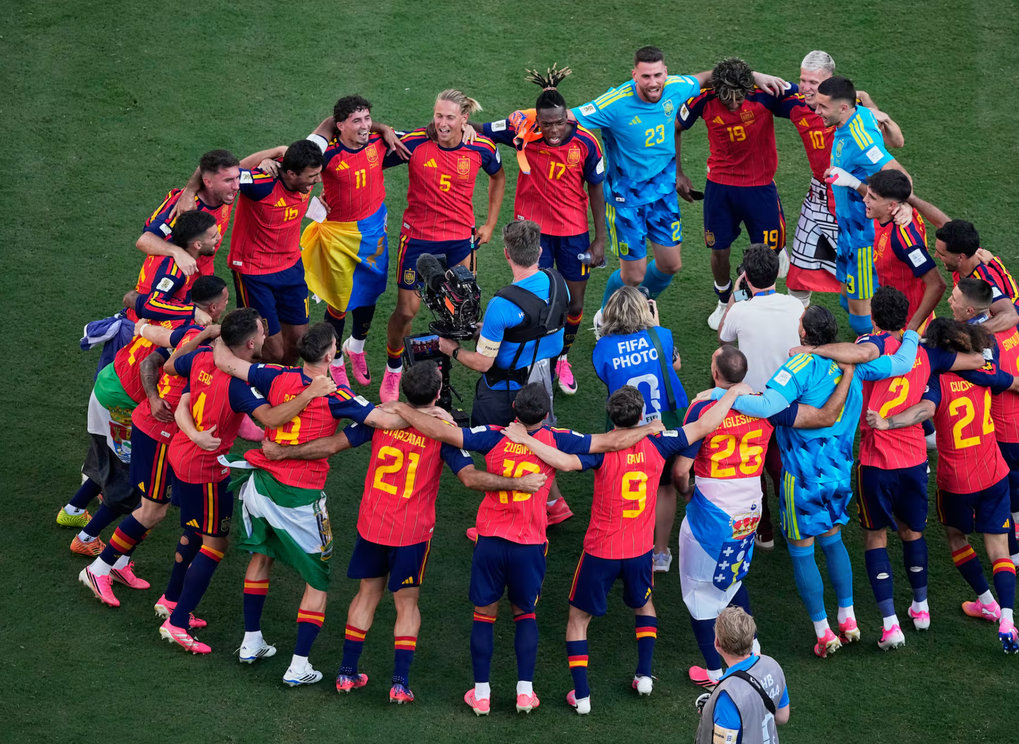 Các cầu thủ Tây Ban Nha khoác vai nhau thành vòng tròn ăn mừng chức vô địch World Cup 2026 sau trận chung kết Tây Ban Nha – Argentina trên sân MetLife, New Jersey, Mỹ ngày 19/7/2026. Ảnh: AP