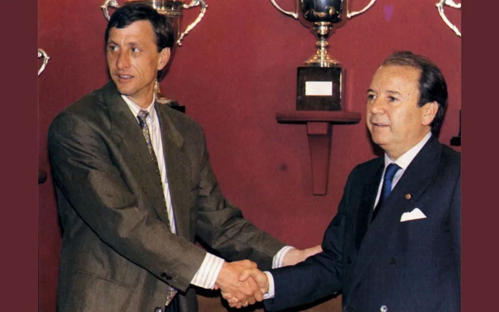 Johan Cruyff (trái) trong ngày ra mắt HLV trưởng Barca ở văn phòng tại sân Camp Nou, Barcelona, Tây Ban Nha ngày 4/5/1988. Ảnh: CLB FC Barcelona