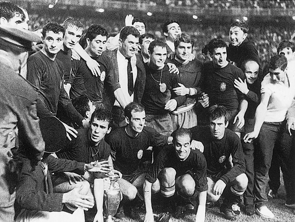 Tập thể đội tuyển Tây Ban Nha vô địch Euro 1964 sau trận chung kết Tây Ban Nha – Liên Xô (cũ) trên sân Santiago Bernabeu, Madrid, Tây Ban Nha ngày 21/6/1964. Ảnh: Báo Pháp So Foot