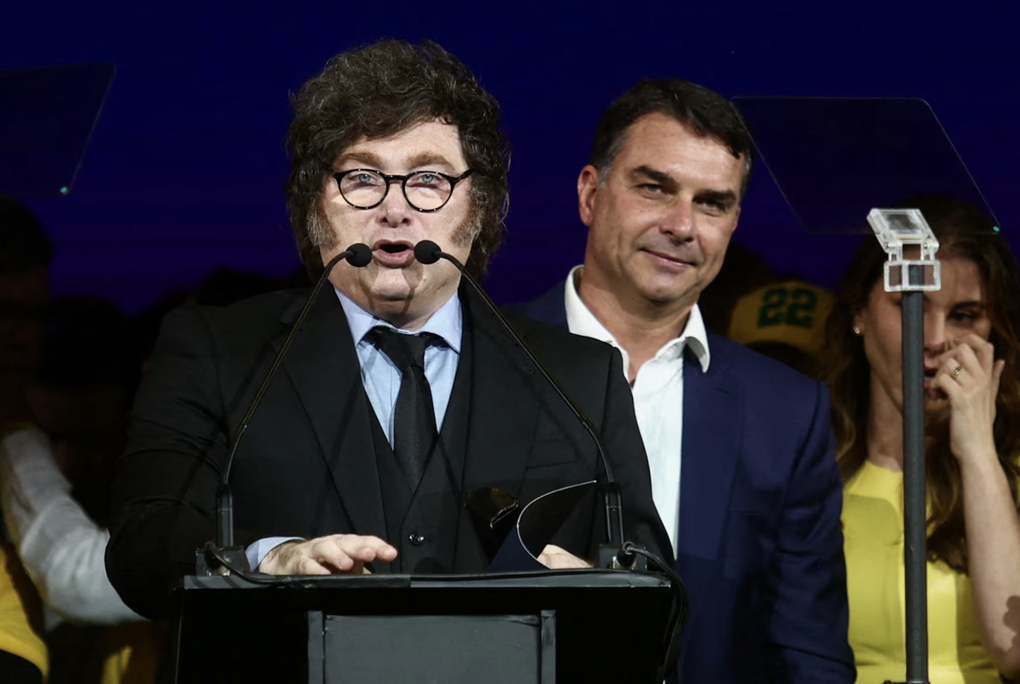 Tổng thống Argentina Javier Milei (trái) phát biểu bên cạnh Thượng nghị sĩ Brazil Flavio Bolsonaro, người dự kiến được công bố là ứng viên tranh cử tổng thống Brazil, tại đại hội toàn quốc của đảng Tự do (PL) ở Sao Paulo, Brazil ngày 25/7/2026. Ảnh: Reuters