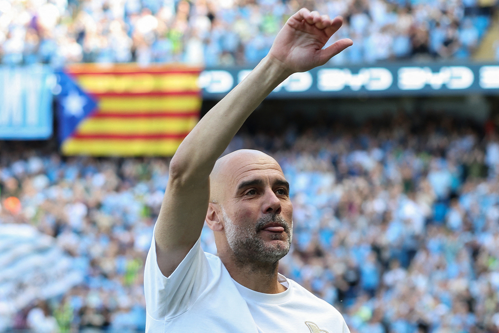 HLV Guardiola vẫy chào khán giả trước trận Man City gặp Aston Villa trên sân Etihad ở vòng cuối Ngoại hạng Anh, ngày 24/5/2026. Ảnh: AFP