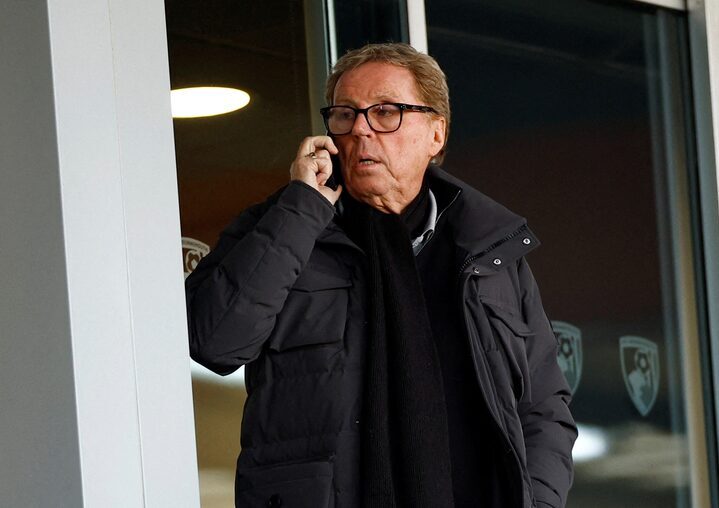 Cựu HLV Redknapp nói chuyện điện thoại trước trận AFC Bournemouth gặp Nottingham Forest trên sân Vitality, Bournemouth, anh ngày 21/1/2023. Ảnh: Reuters