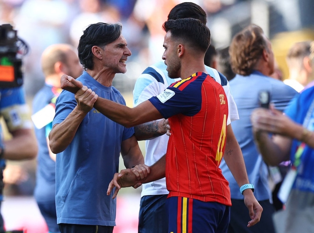 Trung vệ Tây Ban Nha Eric Garcia (phải) va chạm với trợ lý HLV tuyển Argentina Roberto Ayala sau khi trận chung kết World Cup 2026 trên sân MetLife ở East Rutherford, bang New Jersey, Mỹ khép lại ngày 19/7/2026. Ảnh: Reuters