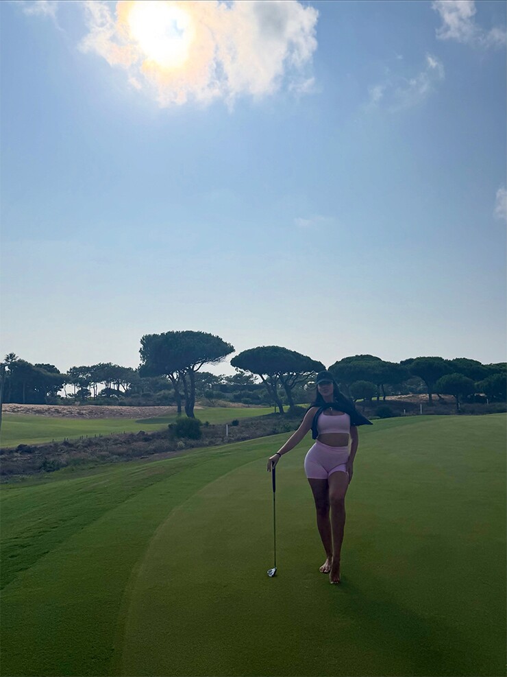 Bạn gái Ronaldo khoe vóc dáng quyến rũ trên sân golf, triệu fan "đứng ngồi không yên" - 3