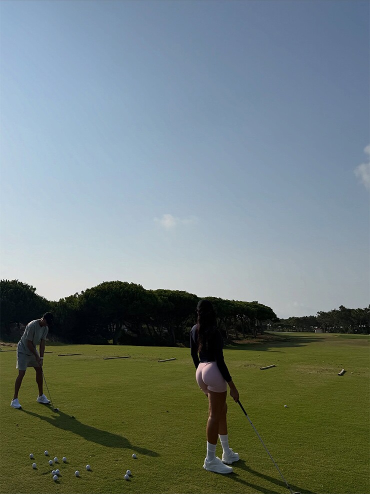 Bạn gái Ronaldo khoe vóc dáng quyến rũ trên sân golf, triệu fan "đứng ngồi không yên" - 6