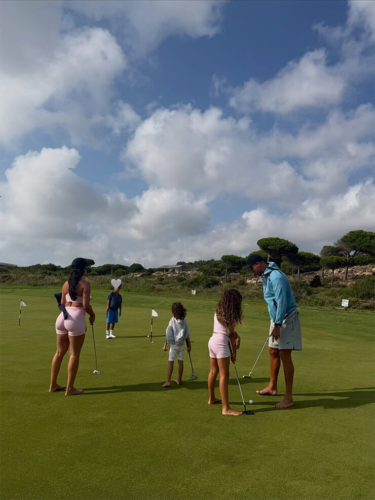 Bạn gái Ronaldo khoe vóc dáng quyến rũ trên sân golf, triệu fan "đứng ngồi không yên" - 5