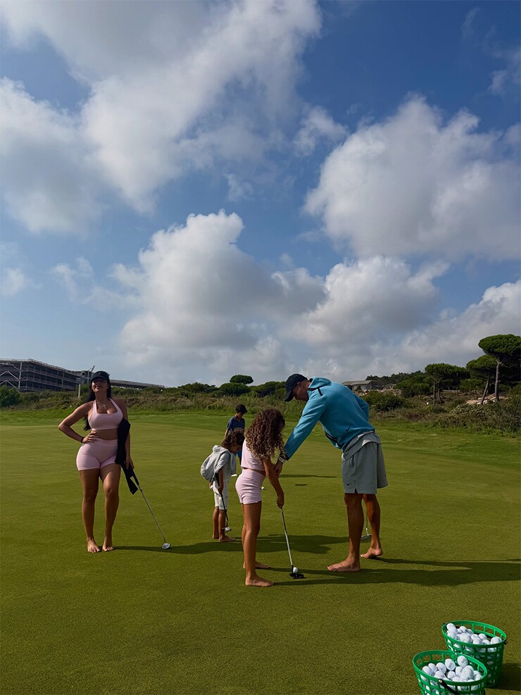 Bạn gái Ronaldo khoe vóc dáng quyến rũ trên sân golf, triệu fan "đứng ngồi không yên" - 4