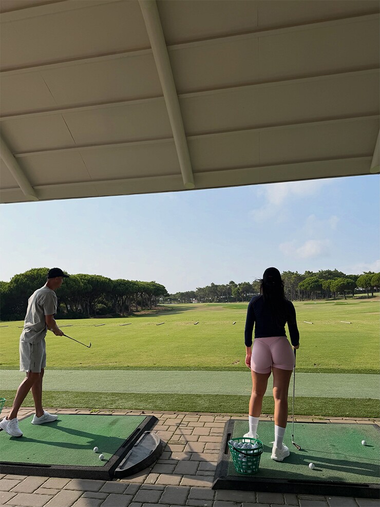 Bạn gái Ronaldo khoe vóc dáng quyến rũ trên sân golf, triệu fan "đứng ngồi không yên" - 7