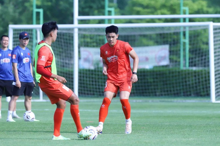 Nguyễn Đình Bắc từng khoác áo U19, U20, U22, U23 Việt Nam. Năm 2025, chân sút 22 tuổi cùng U23 Việt Nam giành chức vô địch giải U23 Đông Nam Á, cùng U22 Việt Nam đoạt HCV môn bóng đá nam SEA Games 33. Ảnh: FBNV.