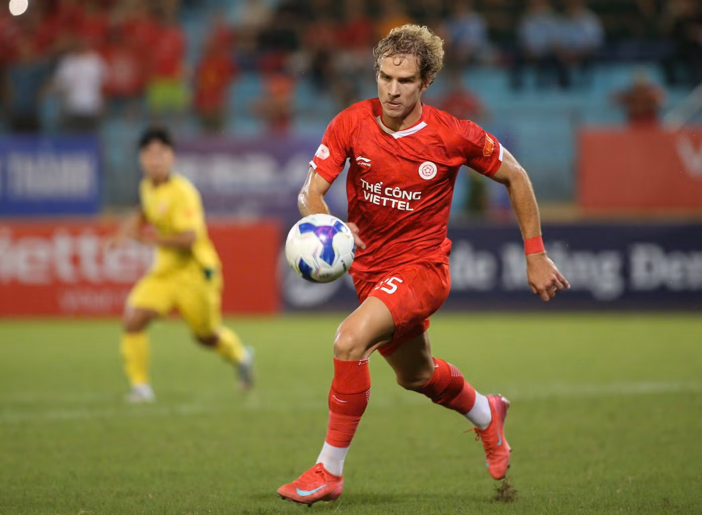 Thị trường chuyển nhượng V.League: Vòng xoáy bạc tỷ và cuộc đua không điểm dừng - 1