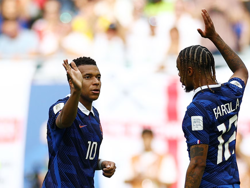 Kylian Mbappe ăn mừng bàn thắng cùng Bradley Barcola (phải) trong trận tranh HC đồng World Cup 2026 giữa Pháp và Anh trên sân Miami, Miami Gardens, Floria, Mỹ ngày 18/7/2026. Ảnh: Reuters