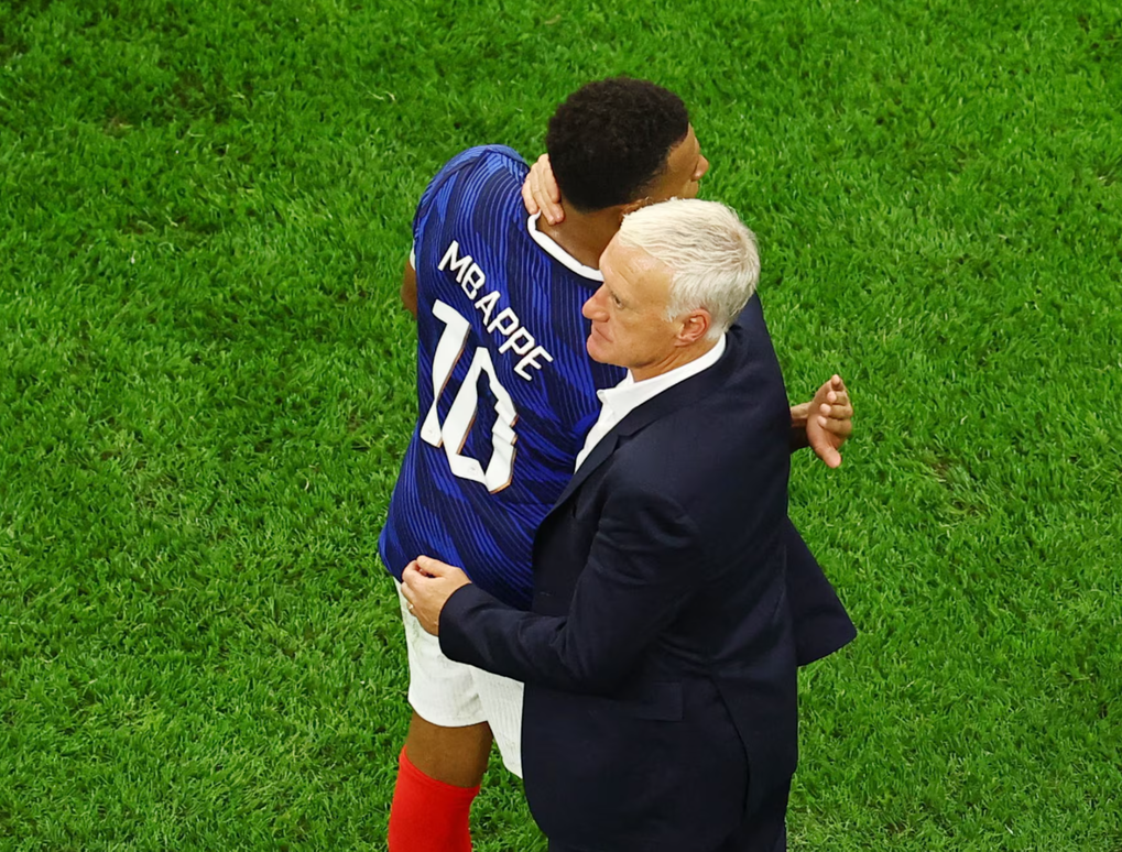 Kylian Mbappe ôm HLV Didier Deschamps sau trận Pháp – Tây Ban Nha ở bán kết World Cup 2026 trên sân Dallas, Arlington, Texas, Mỹ ngày 14/7/2026. Ảnh: Reuters