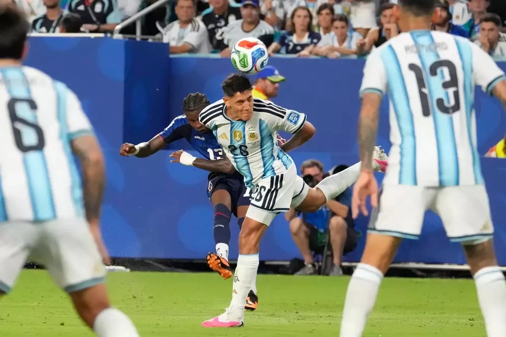 Sidny Lopes Cabral dứt điểm gỡ hòa 2-2 trong trận Cape Verde gặp Argentina ở vòng 1/16 World Cup 2026 trên sân Hard Rock, Miami, Mỹ ngày 3/7/2026. Ảnh: AP