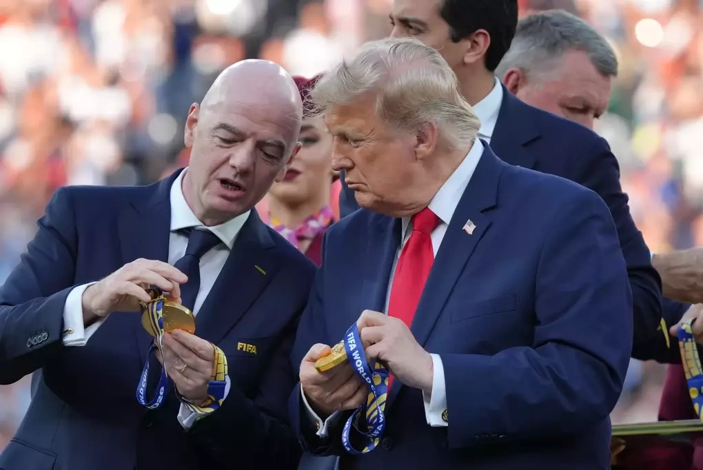 Chủ tịch FIFA Gianni Infantino (trái) và Tổng thống Donald Trump trao đổi về những tấm huy chương trong lúc chờ chúc mừng các cầu thủ Tây Ban Nha sau trận chung kết World Cup 2026 tại East Rutherford, bang New Jersey, gần New York, Mỹ, ngày 19/7/2026. Ảnh: AP