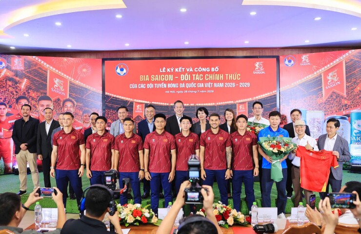 HLV và các cầu thủ đội tuyển nam Việt Nam nhận tin vui trước thềm so tài Singapore vào 31/7. Ảnh BTC