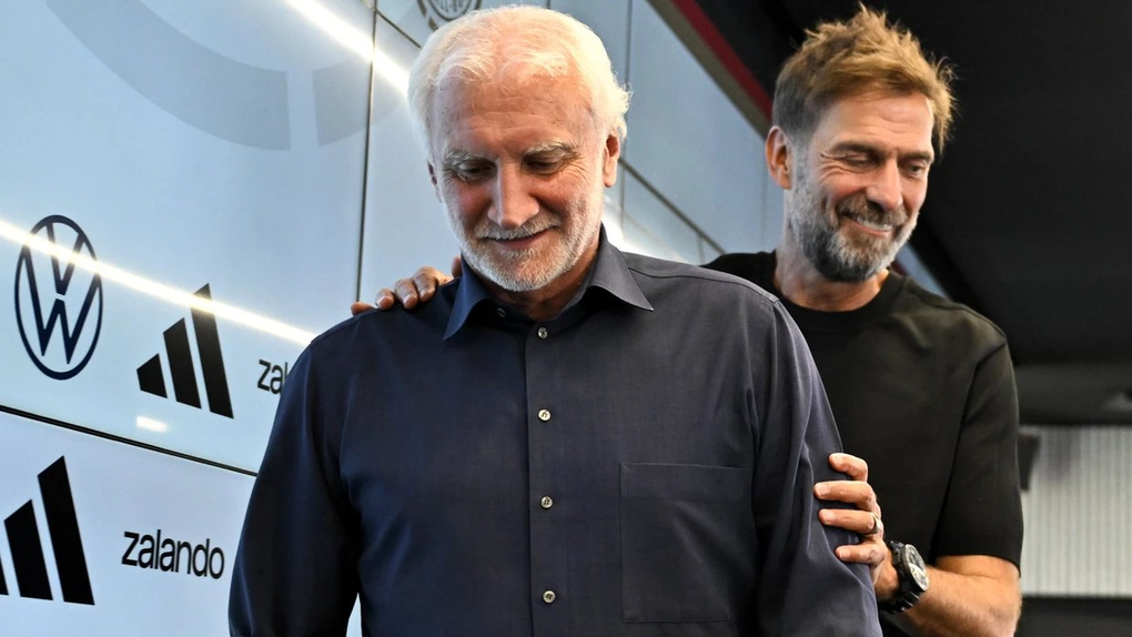 Rudi Voller (trước) trong buổi ra mắt truyền thông của Jurgen Klopp trên cương vị tân HLV trưởng đội tuyển Đức ngày 24/7/2026 ở trụ sở LĐBĐ Đức, Frankfurt, Đức. Ảnh: DFB