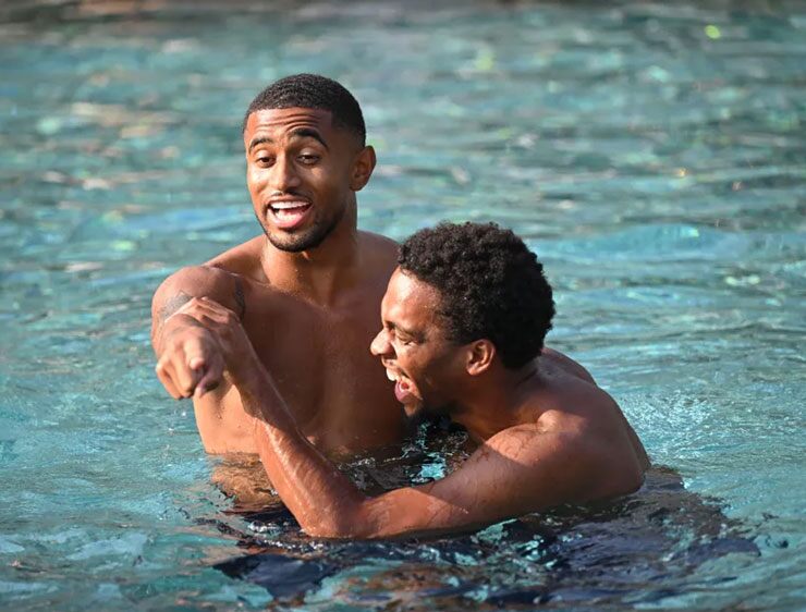 Reiss Nelson và Jurrien Timber đùa nghịch vui vẻ dưới bể bơi.