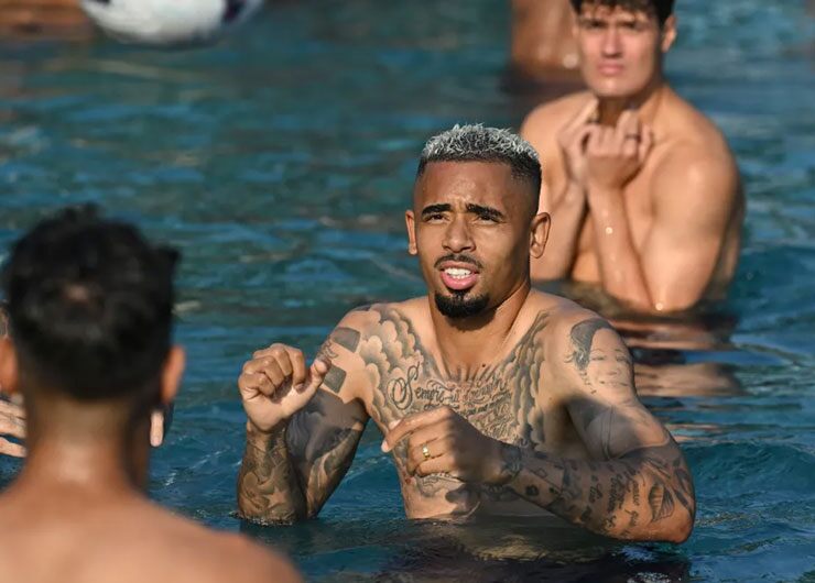 Arsenal đổ bộ Tây Ban Nha, dàn sao thư giãn ở bể bơi trước trận ra quân - 6
