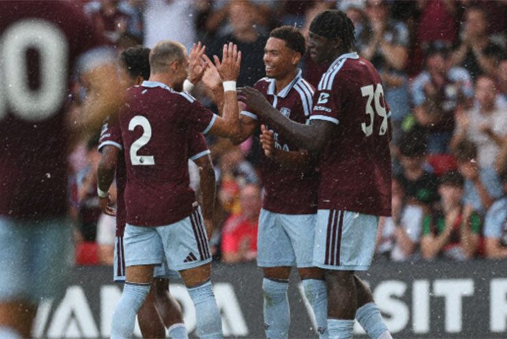 Hemmings ăn mừng bàn mở tỷ số cho Aston Villa
