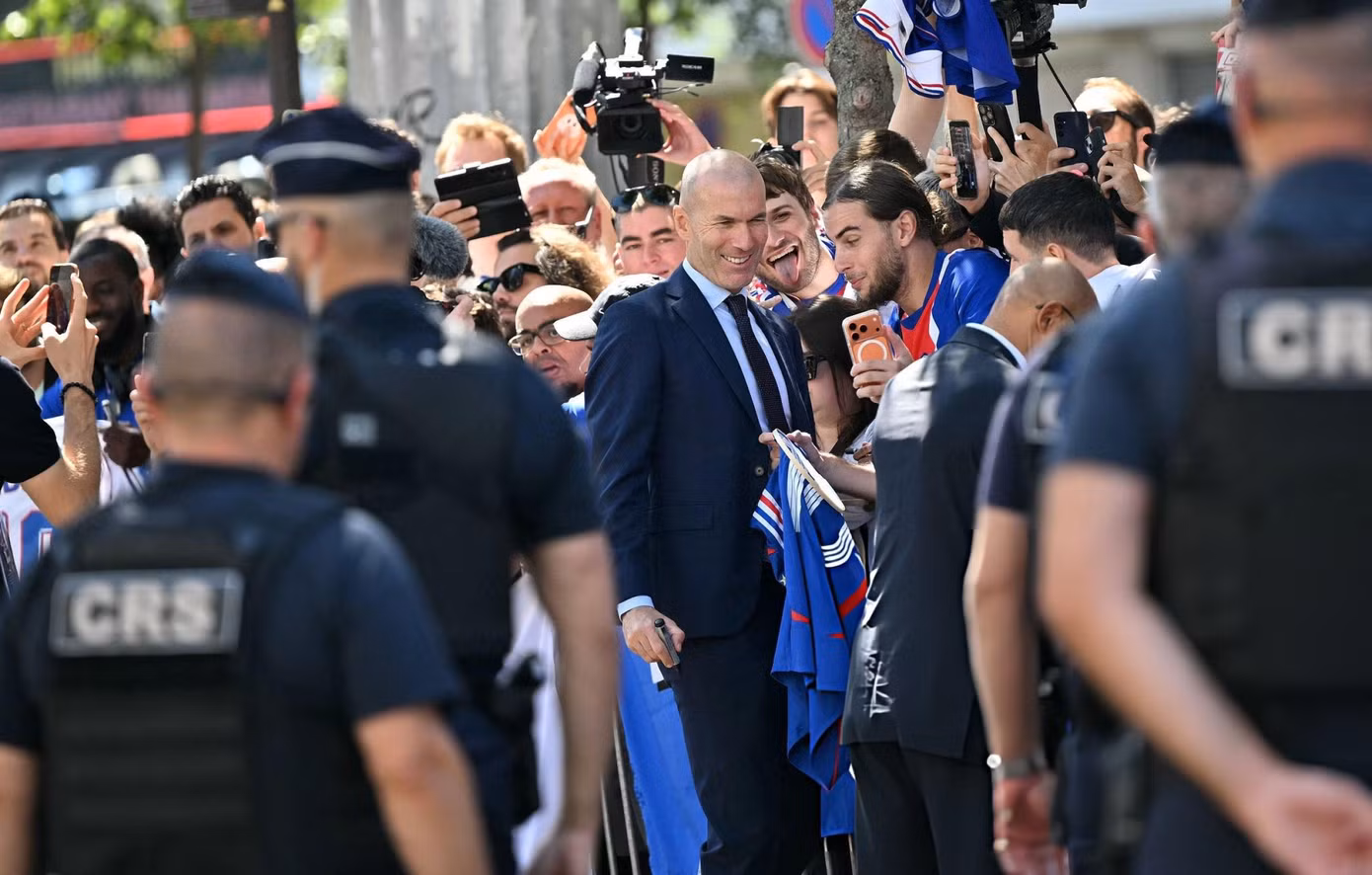 Zidane ra mắt truyền thông và CĐV Pháp.