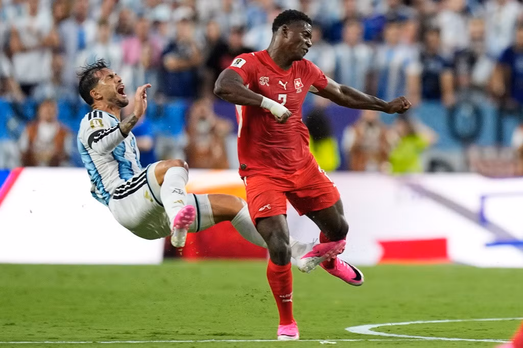 Embolo bị đuổi sau pha va chạm với Paredes