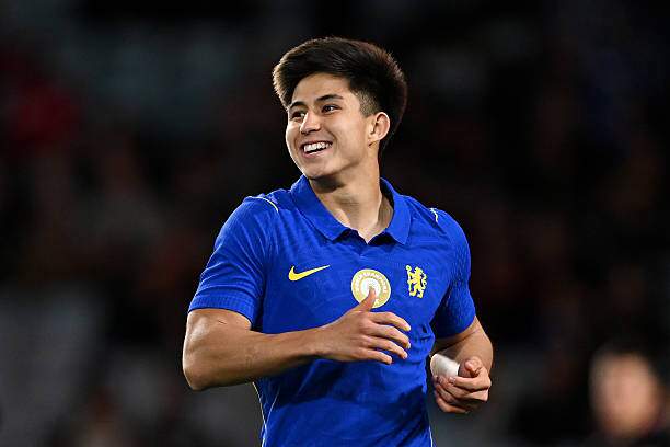 Dastan Satpaev, người có cách chơi khá hợp với đấu pháp quen thuộc của Xabi Alonso