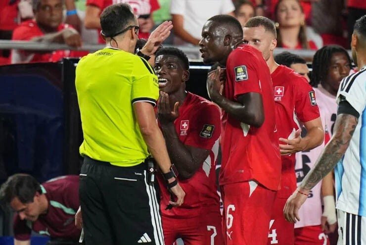 Tấm thẻ đỏ mà Embolo phải nhận ở World Cup 2026 gây tranh cãi tới tận hiện tại